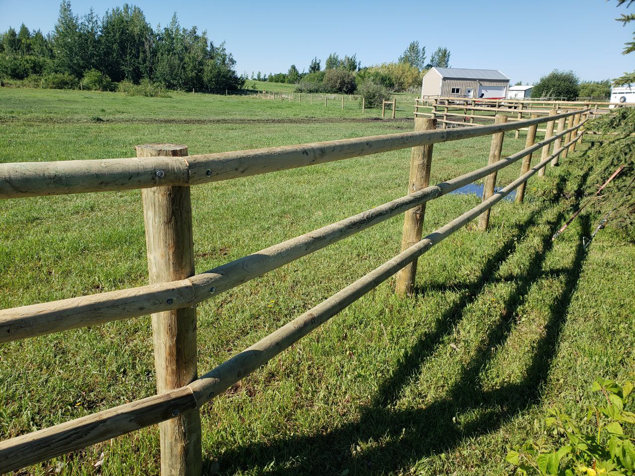 Round-Rail-Fence-for-Horses-10