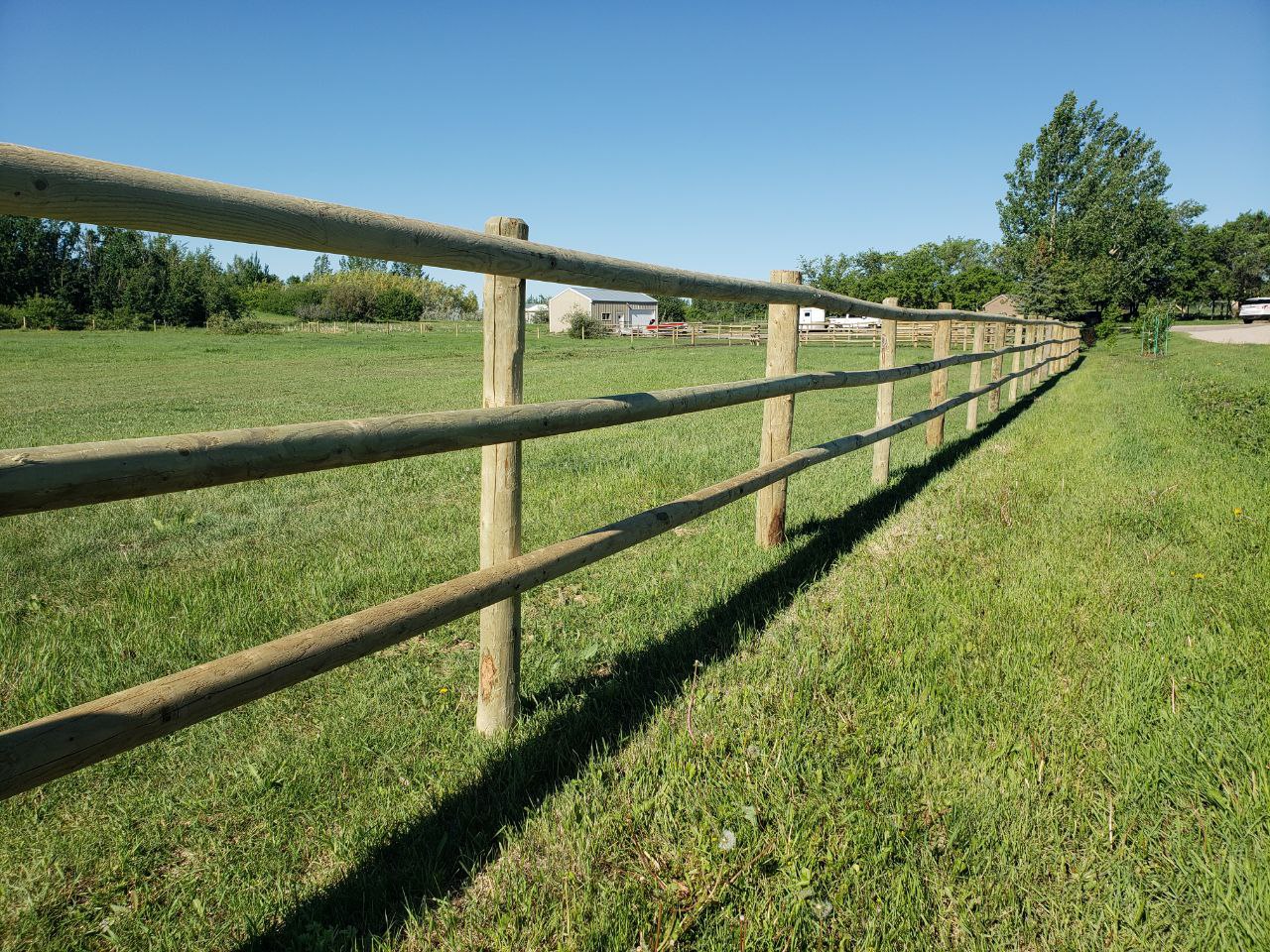 Round-Rail-Fence-for-Horses-11