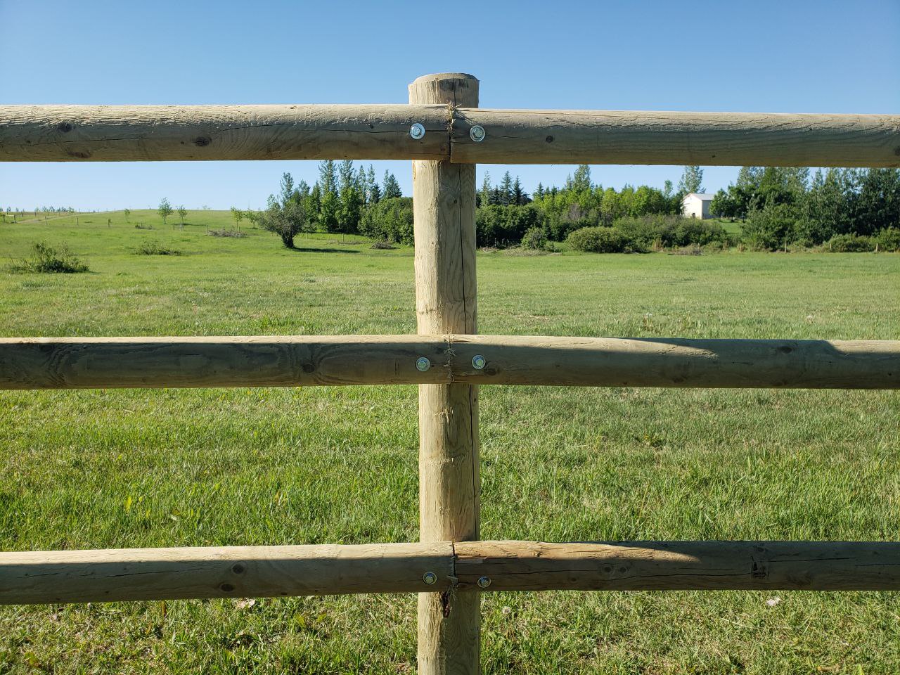 Round-Rail-Fence-for-Horses-12