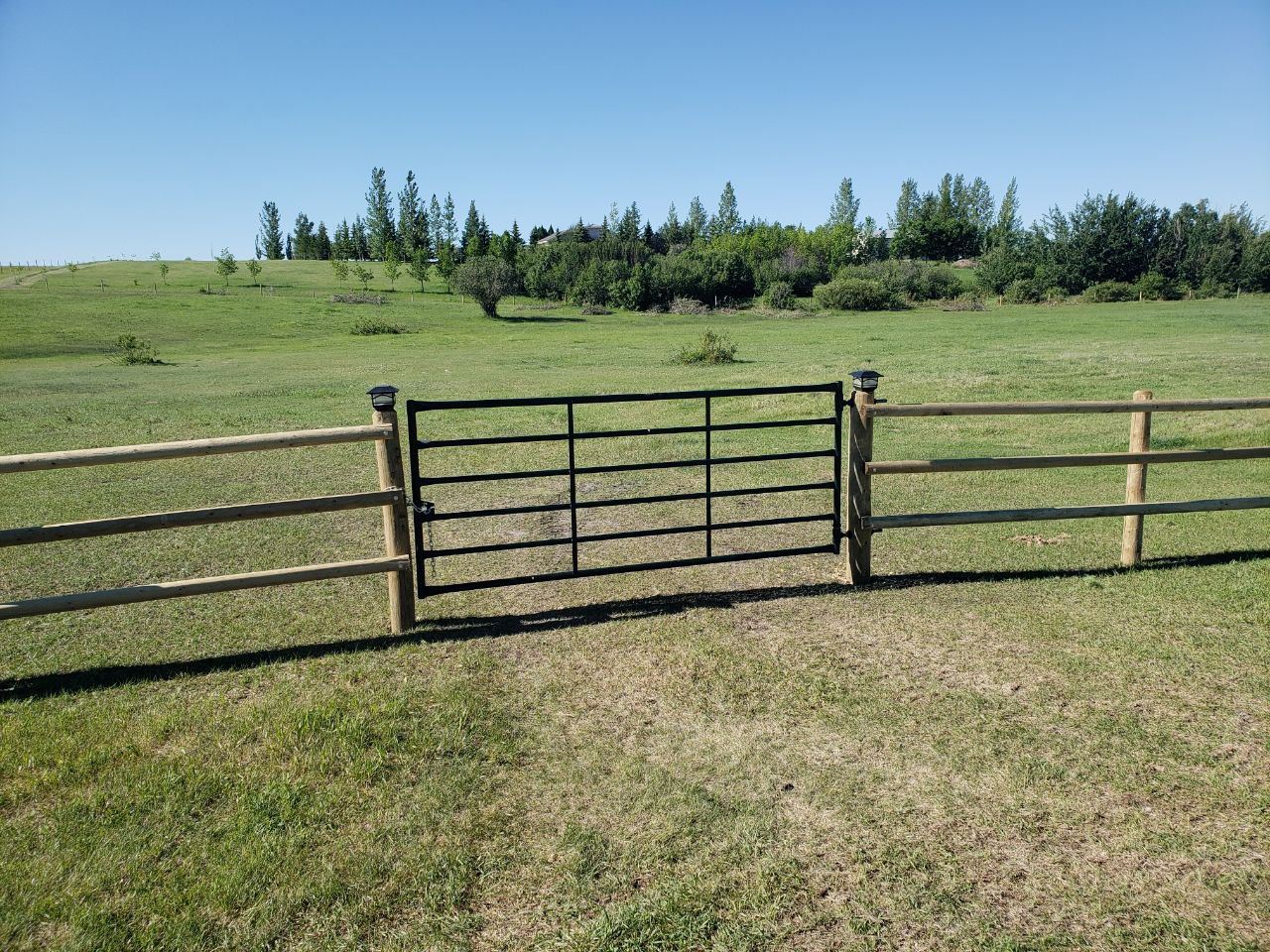Round-Rail-Fence-for-Horses-14