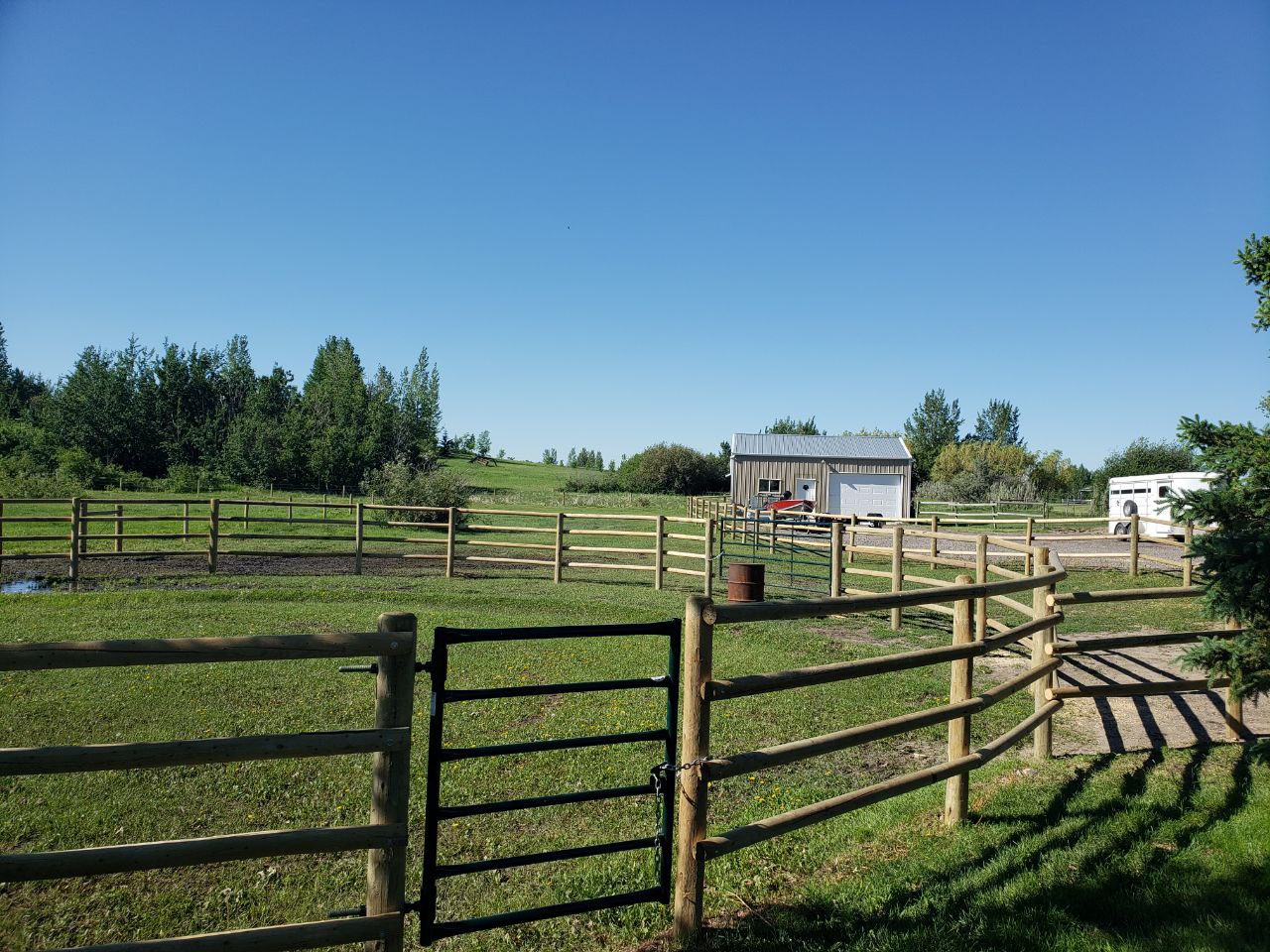 Round-Rail-Fence-for-Horses-17