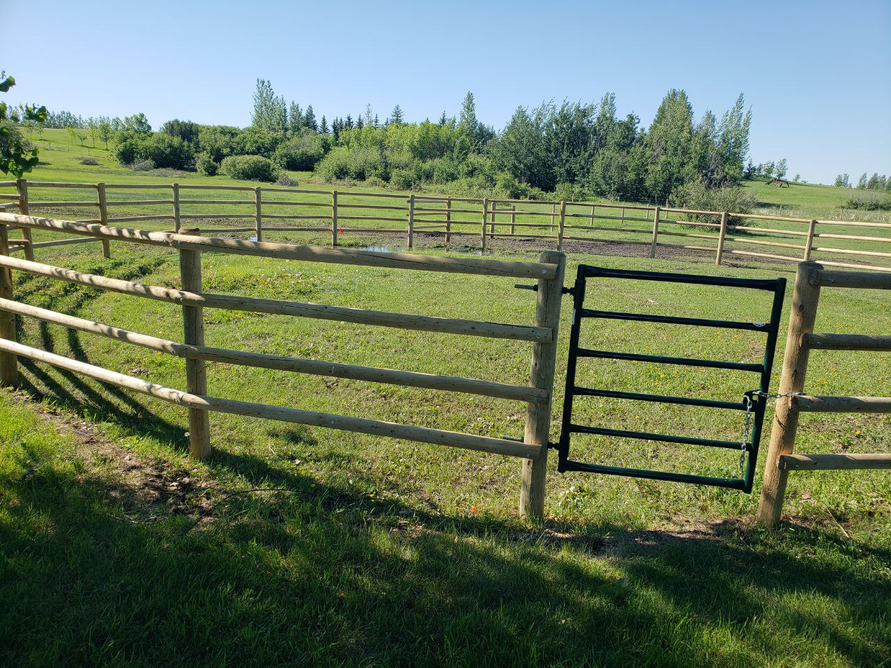 Round-Rail-Fence-for-Horses-7